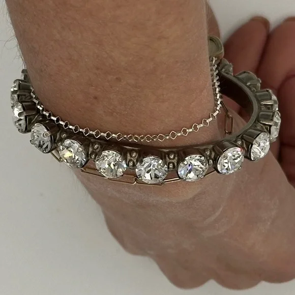NWOT💎Women’s Riveting Romance Swarovski 16 Crystal Bangle Bracelet. - Picture 6 of 9
